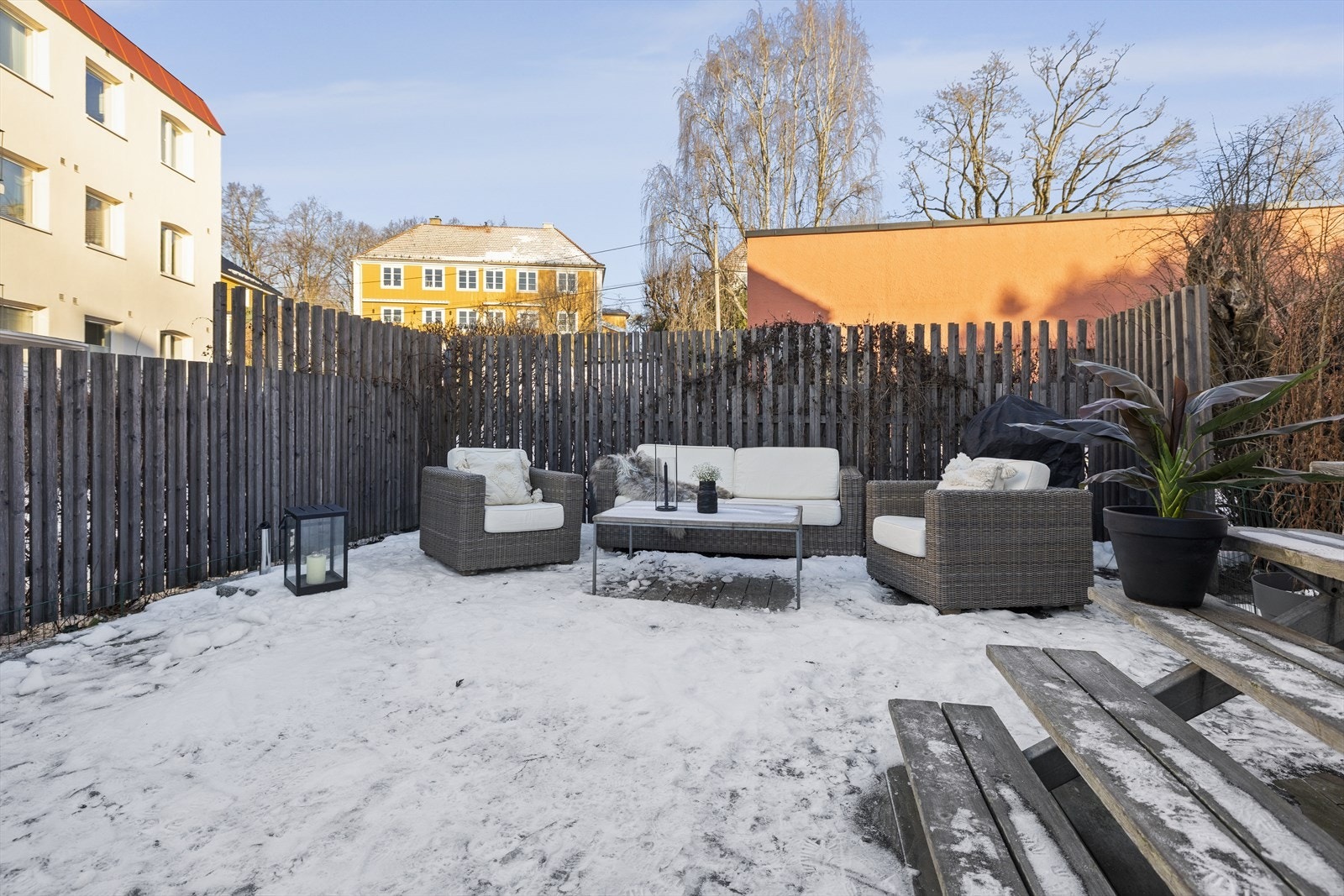 Uteplass godt skjermet av vegger i sibirsk lerk. Klatreplanter gjør dette uterommet frodig og grønt om sommeren. Galleribilde