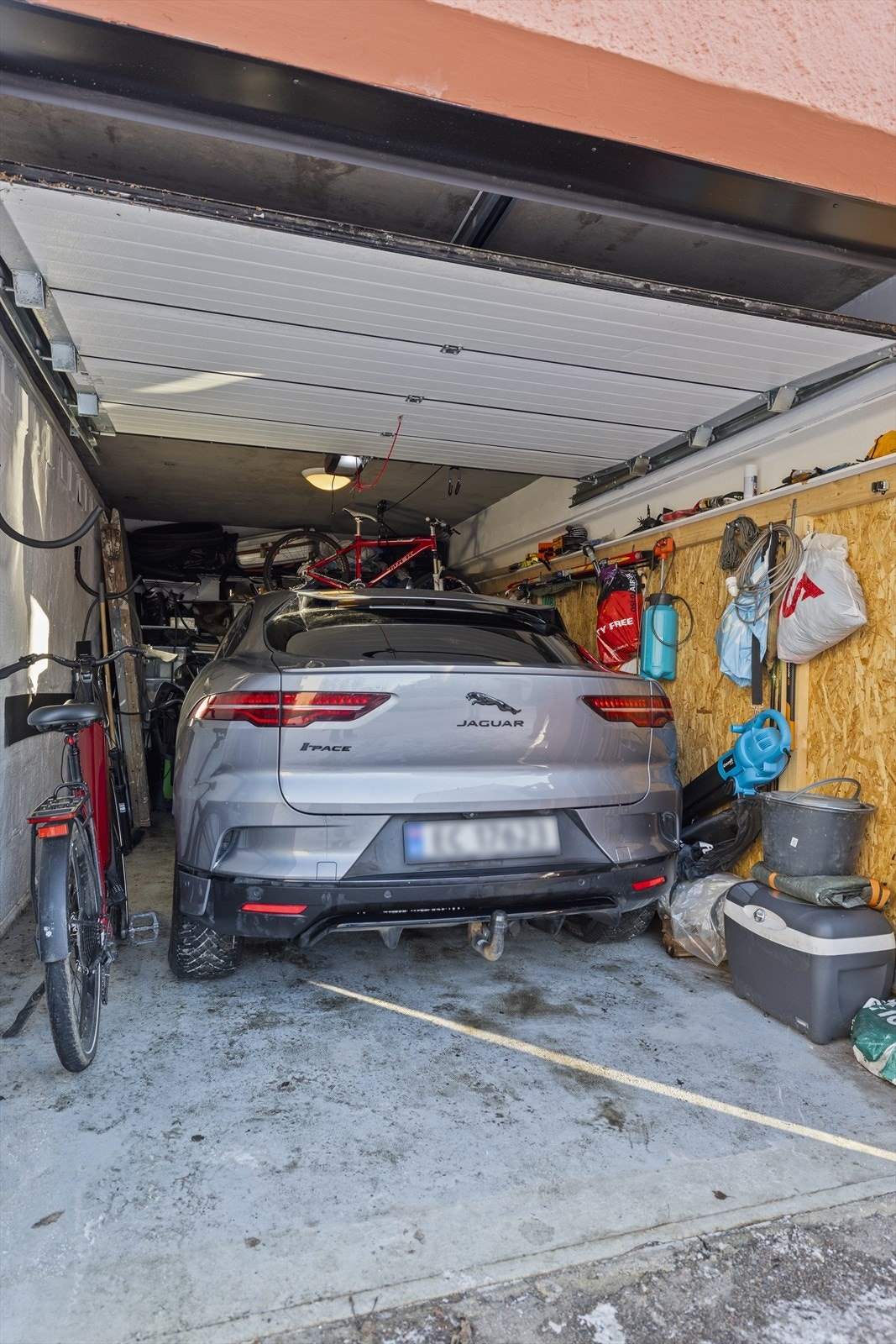 Garasje med el-lader og hyllesystem for lagring. Galleribilde