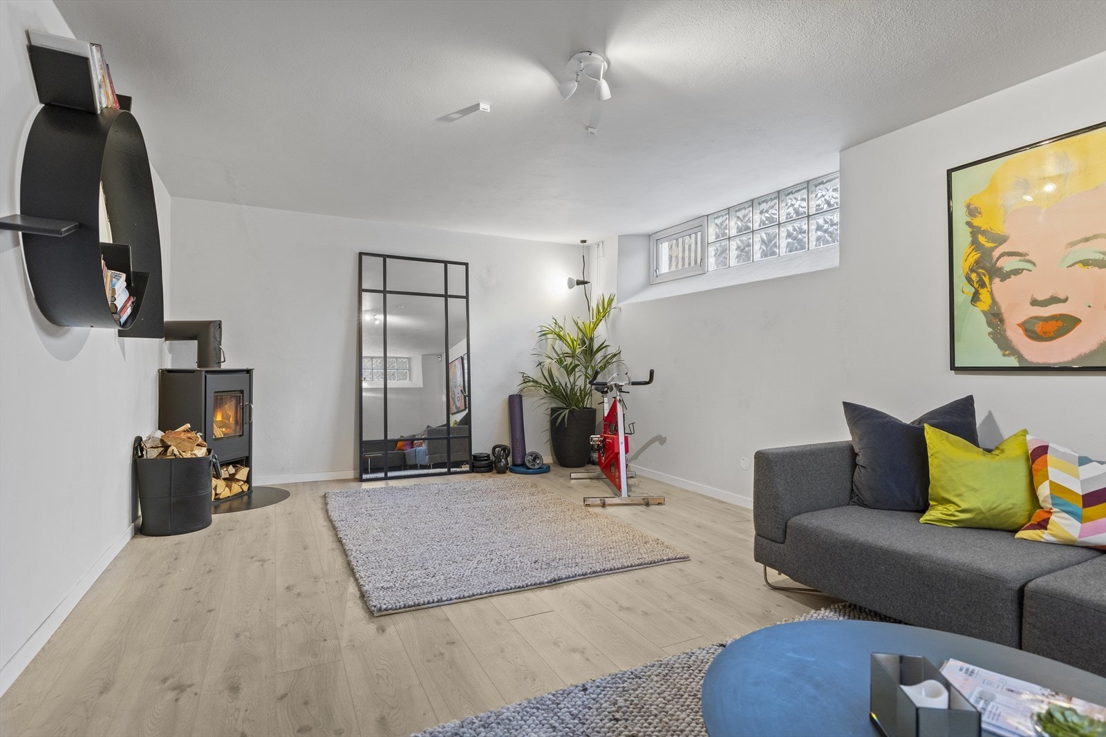 Hyggelig peisestue. Galleribilde