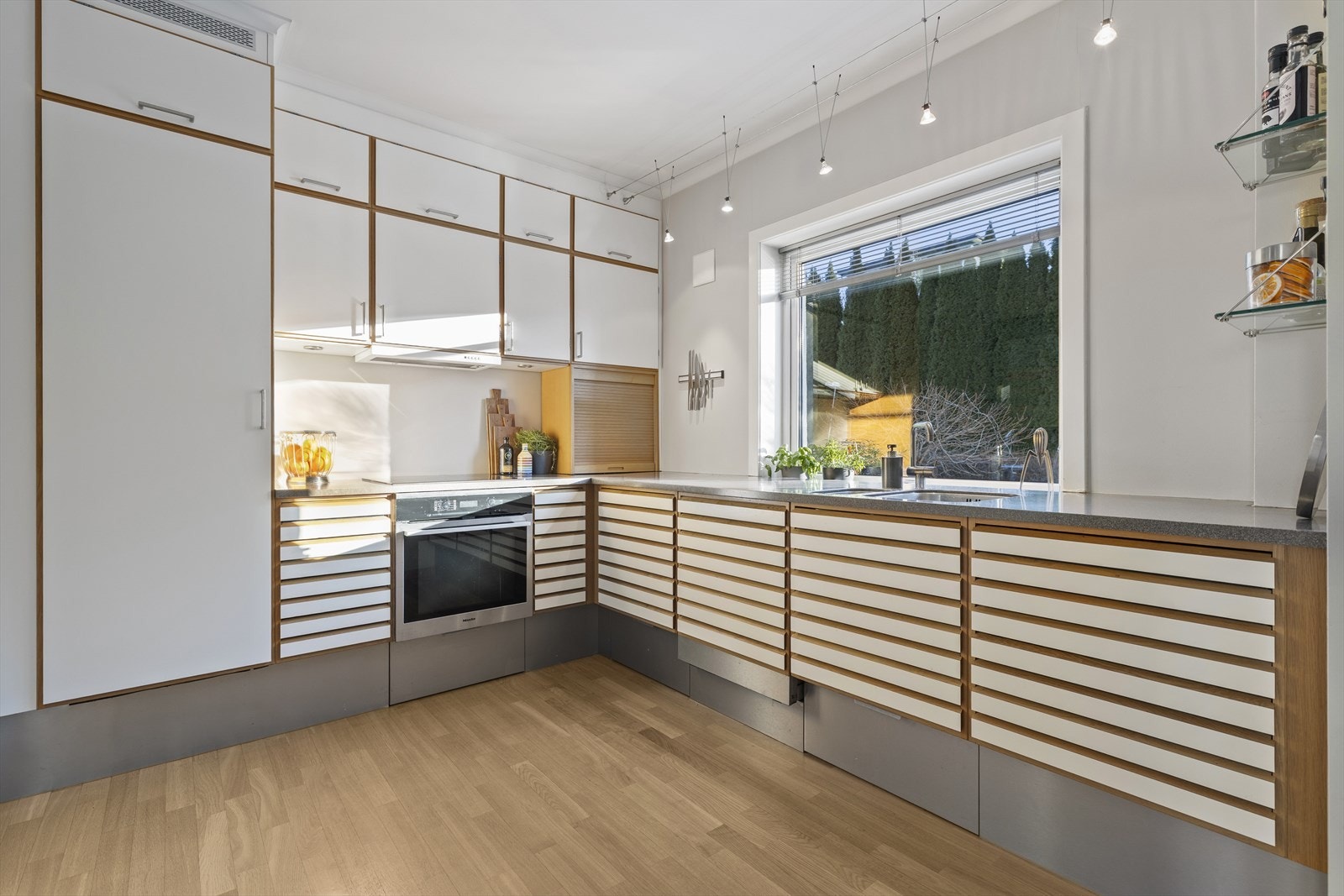 Kvalitetskjøkken fra uno form med integrerte hvitevarer som platetopp, stekeovn, oppvaskmaskin og kjøleskap. Galleribilde