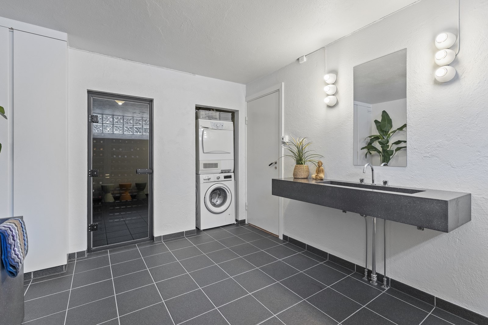 Fra baderommet er det tilgang til badstue som i dag er benyttet som vinlager. Galleribilde