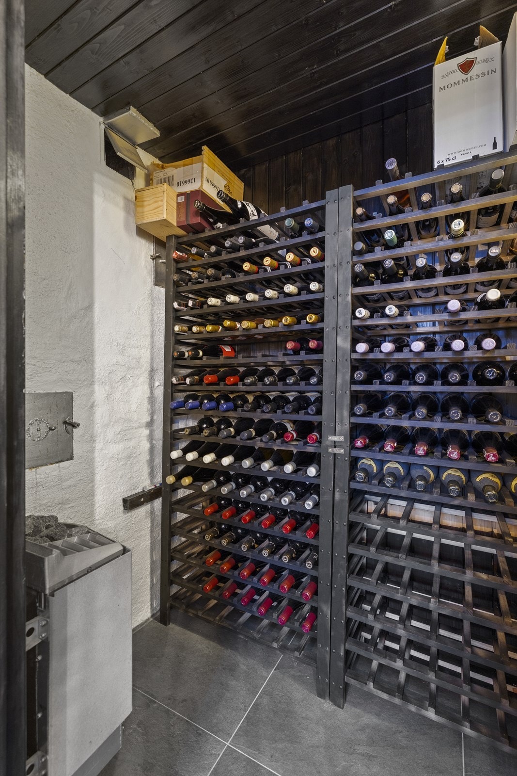 Badstue benyttet som vinlager. Galleribilde