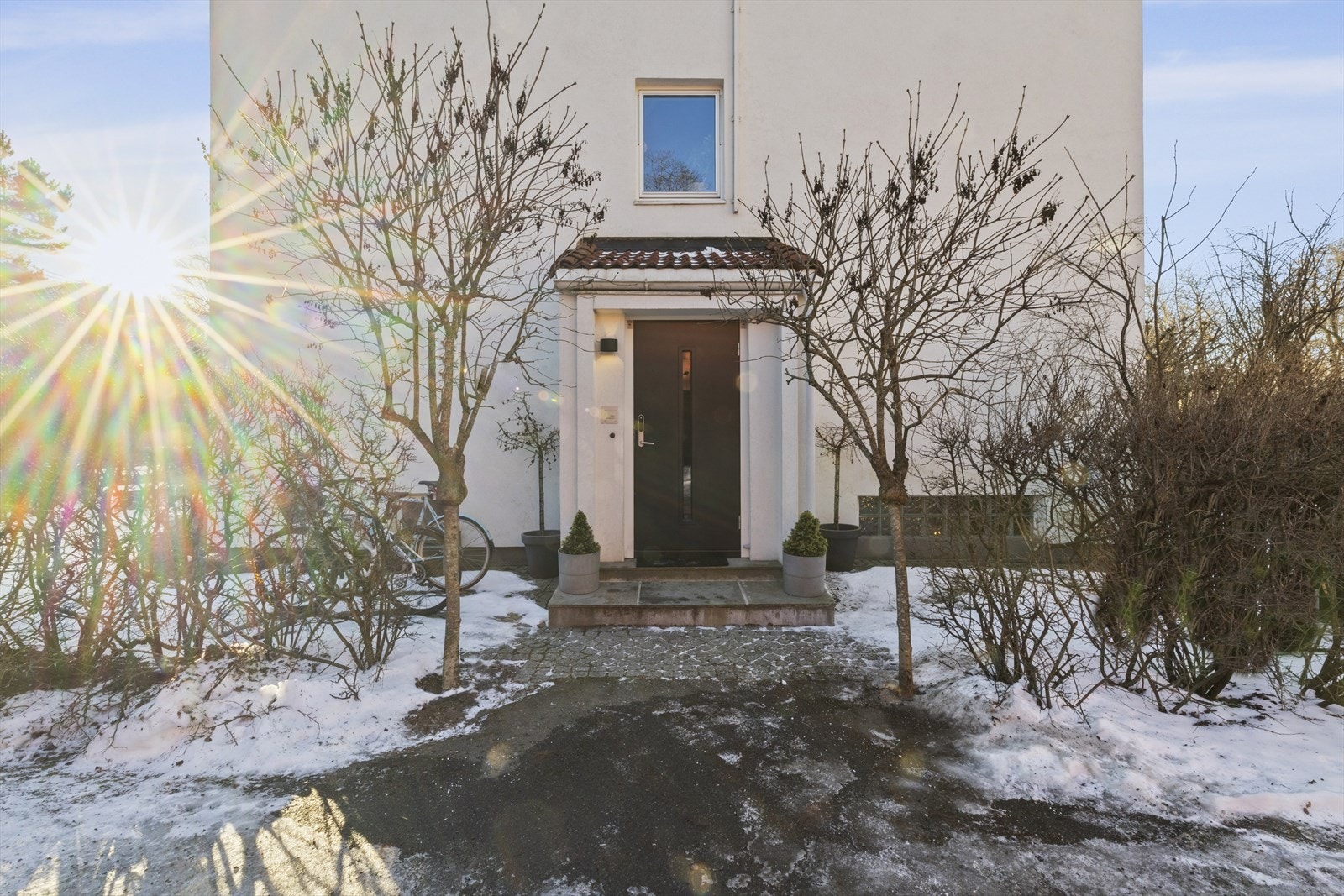 Boligen går over fire plan. Den ligger i et attraktivt villaområde i grønne omgivelser. Galleribilde