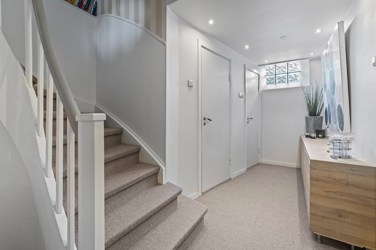 Boligen har god lagringsplass med loftsbod og to kjellerboder. Galleribilde