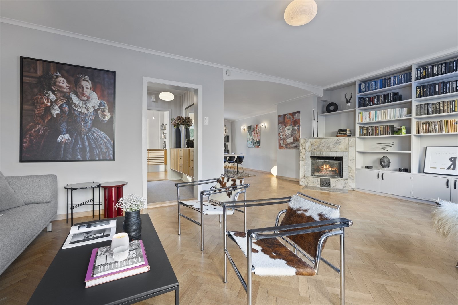 Stuen er moderne/klassisk utformet med fiskebensparkett og åpen peis. Galleribilde