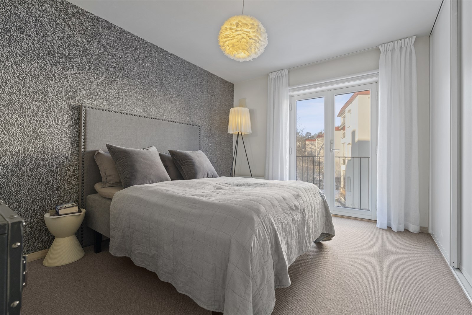 Boligen har fire soverom på samme plan. Hovedsoverommet har romslig garderobeløsning og fransk balkong. Galleribilde