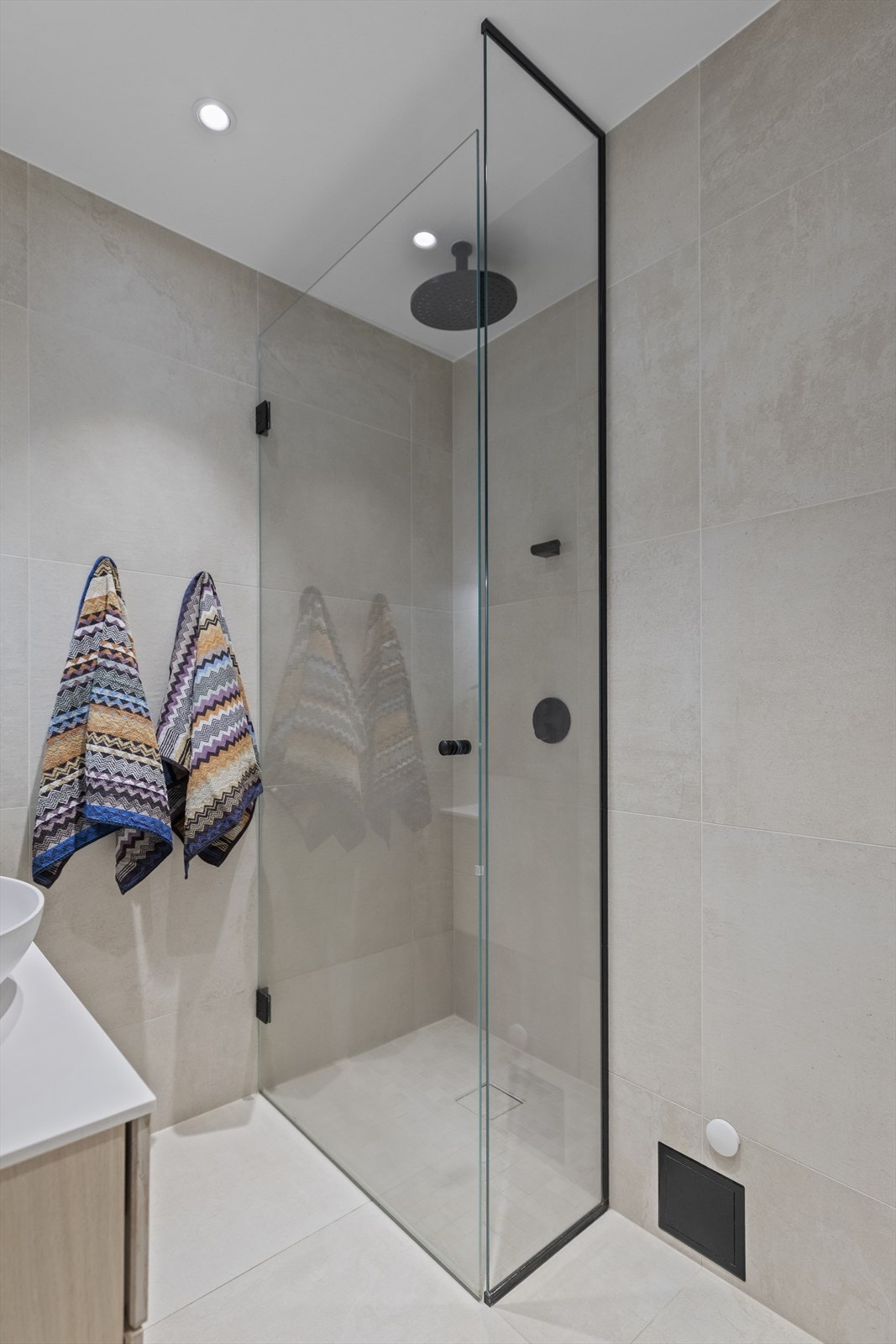 Fint flislagt bad fra 2021 med varmekabler i gulv, dushjørne og vehgghengt toalett. Oppusset av Vinderen bad og våtrom AS. Galleribilde