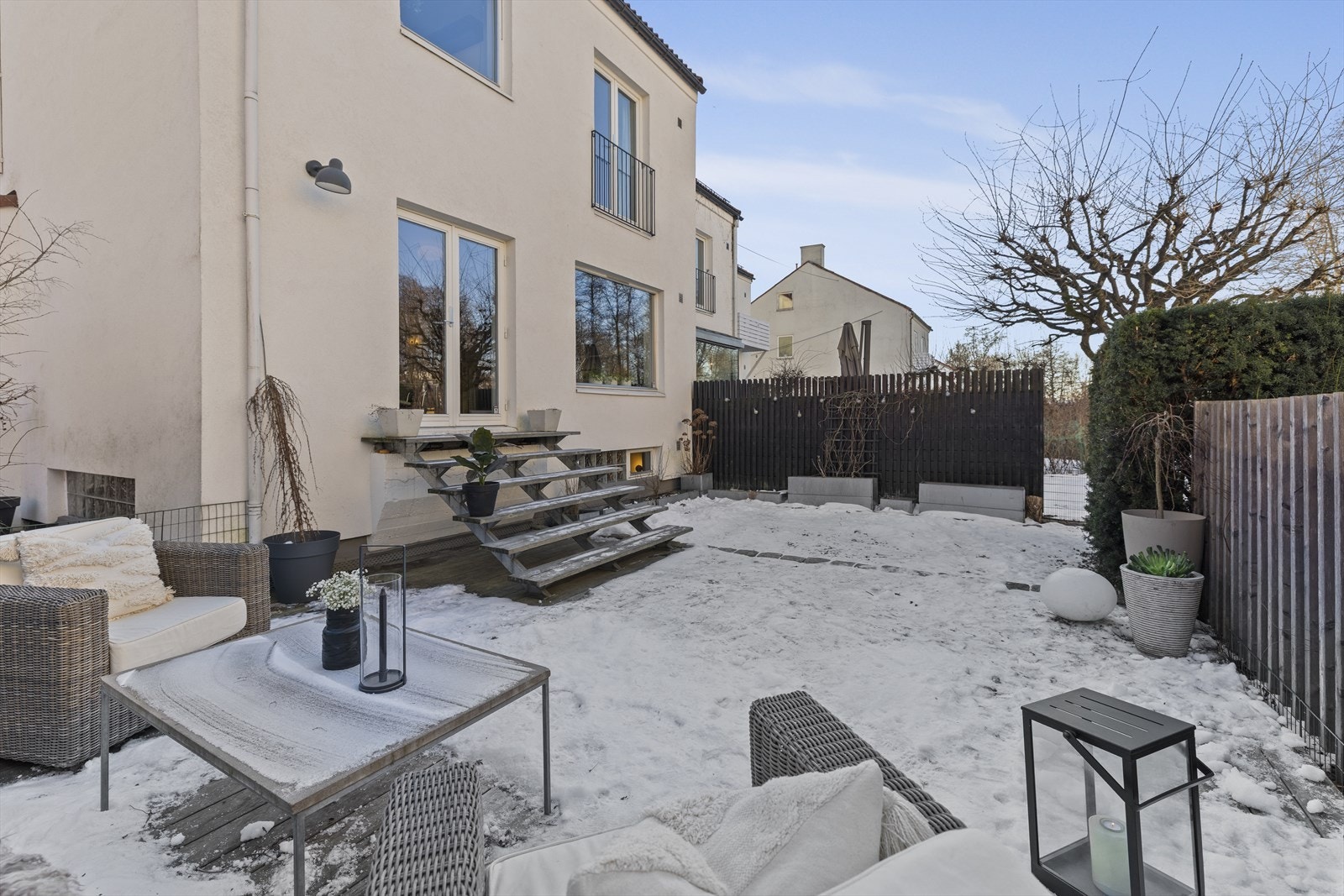 Flott bakhage med ettermiddagssol frem til ca. kl. 1930. Platting og trapp av Kebony. Plantekasser mot nabo er beplantet med syrinhortensia, høytvoksende prydgress og klatreplanter. Galleribilde