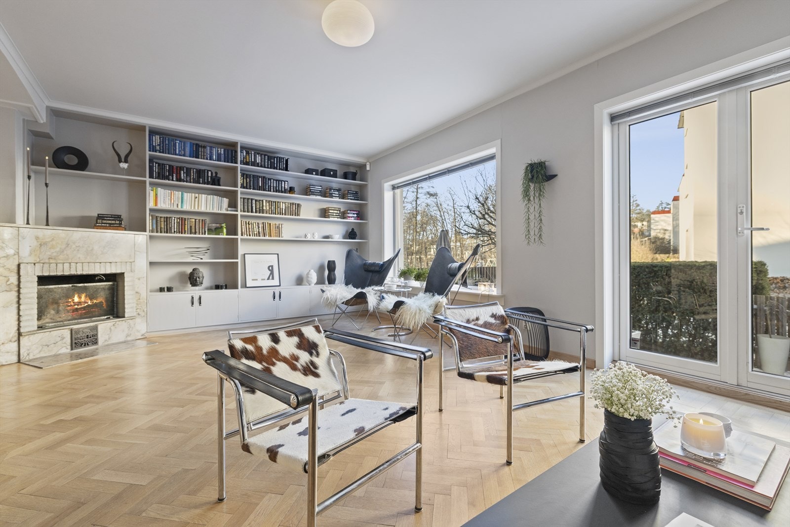 Stor stue med peis og utgang til bakhage. Galleribilde