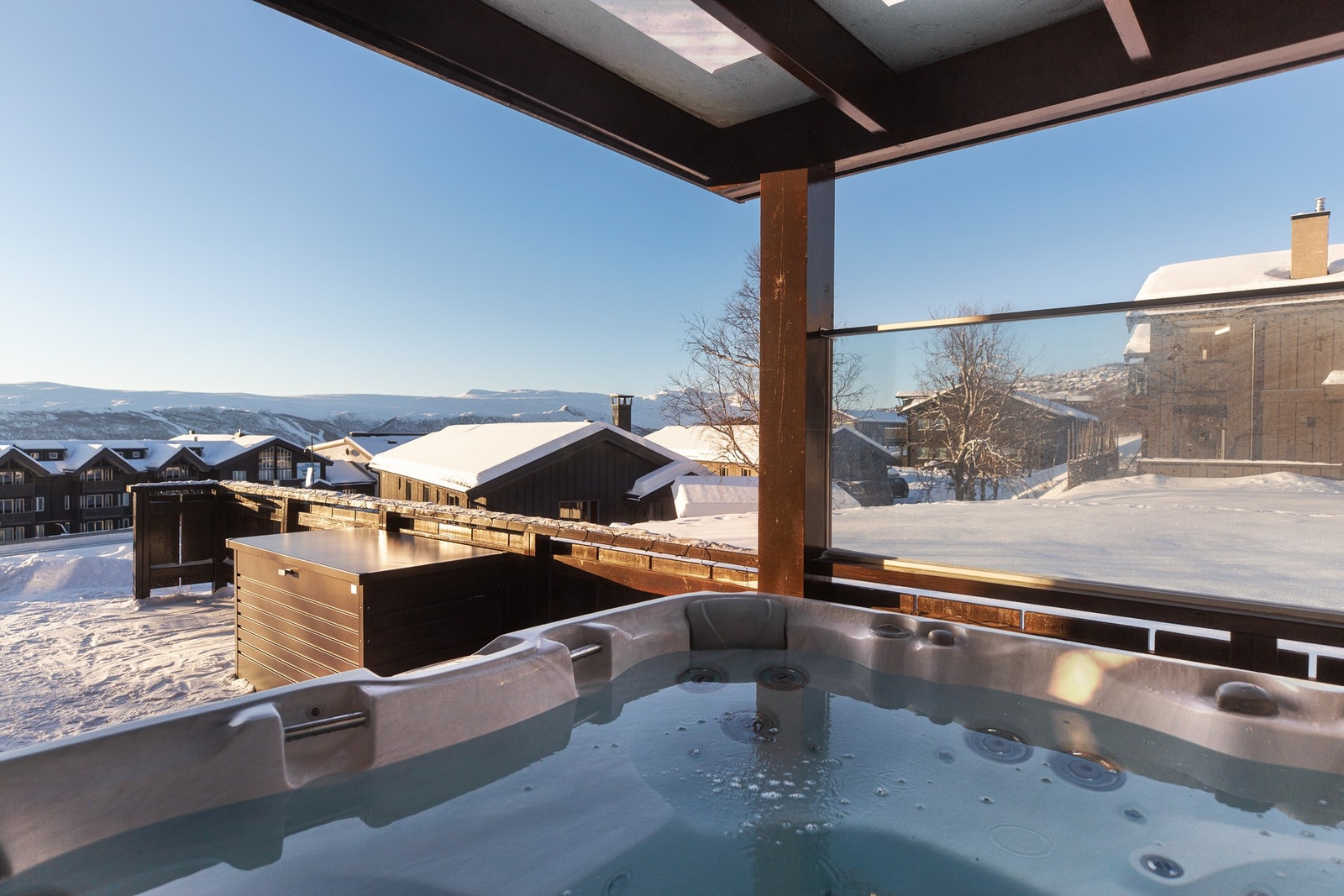 Jacuzzi fra 2021 medfølger. Denne står under glasstak og ved levegg av glass, slik at en kan nyte et bad uansett vær Galleribilde