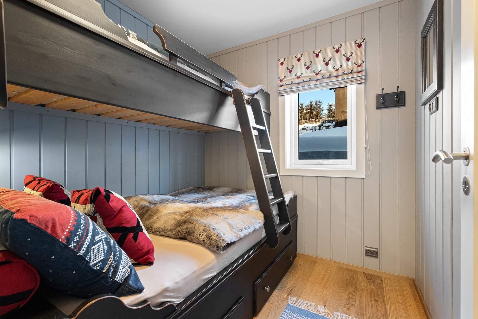 To av soverommene har familiekøye med skuffer i sokkel samt garderobeskap Galleribilde