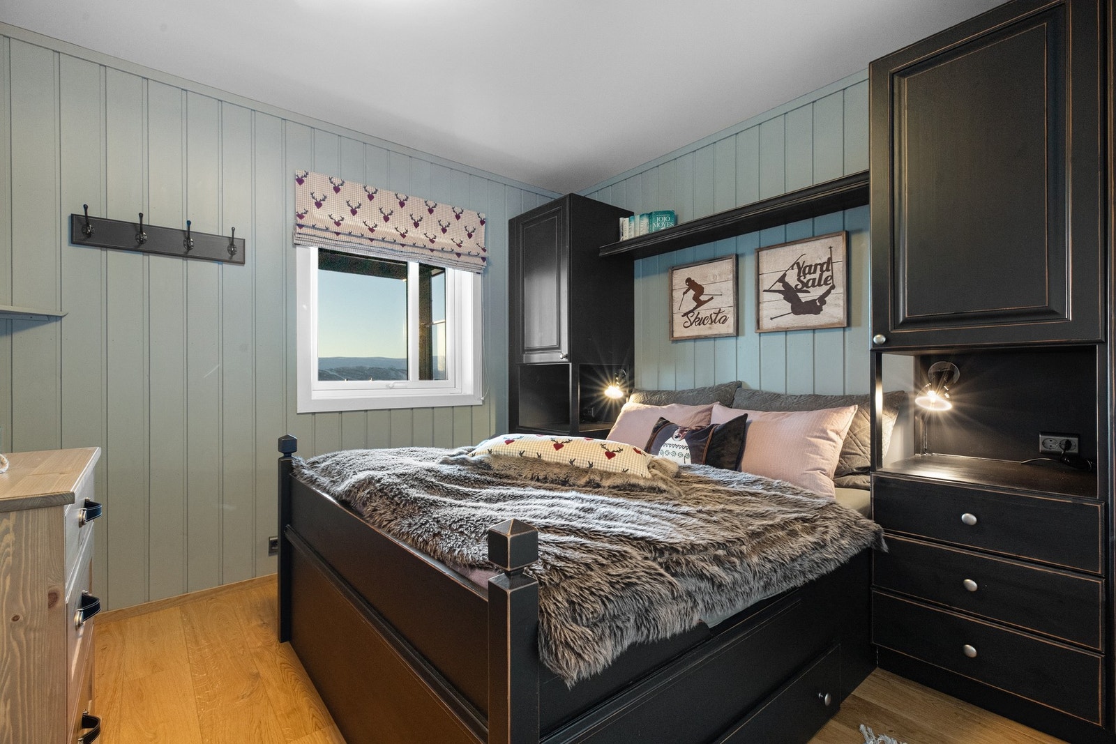 Leiligheten har tre soverom hvor hovedsoverom har privat bad Galleribilde