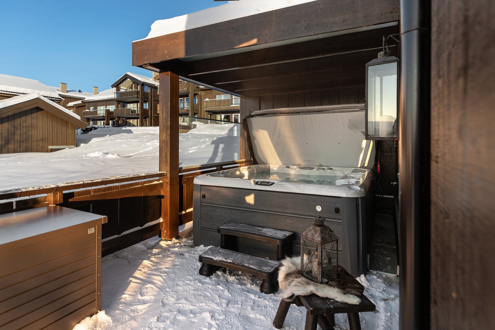 Det er montert utekran - praktisk i forhold til spyling av uteplass og fylling av nytt vann i jacuzzi. Galleribilde