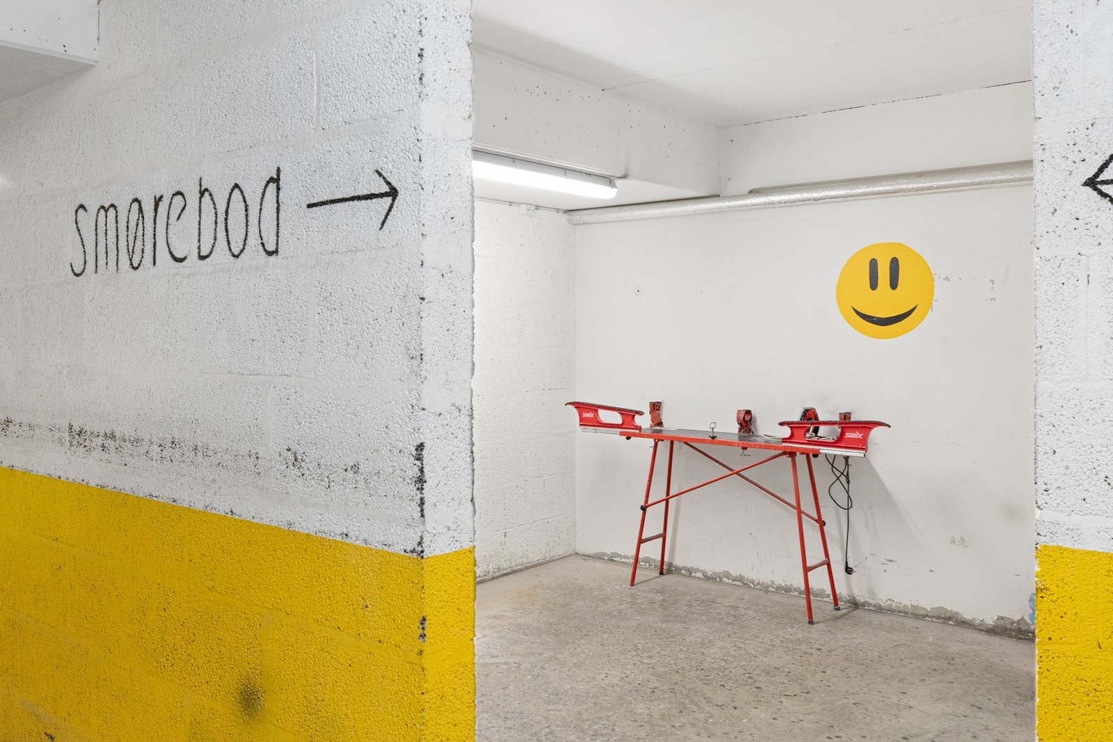 Her er det også felles smørebod og tilgang på vannslange som er ypperlig når sykkelen må spyles Galleribilde