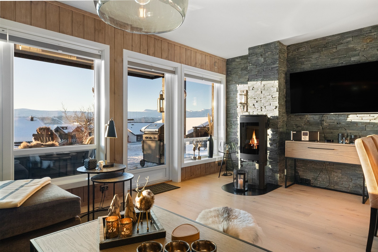 Oppholdsrommet har store vindusflater med opp/ned plisségardiner av god kvalitet Galleribilde