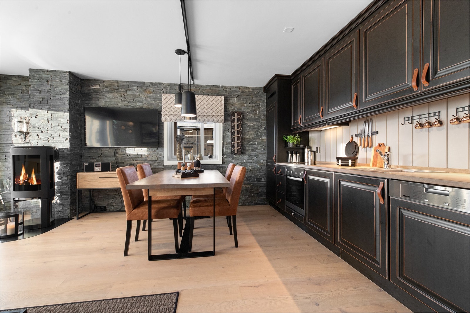 Det er vannbåren varme i stue/kjøkken, gang og soverom. Den ene veggen er steinforblendet, dette setter et røft og lunt uttrykk til rommet Galleribilde