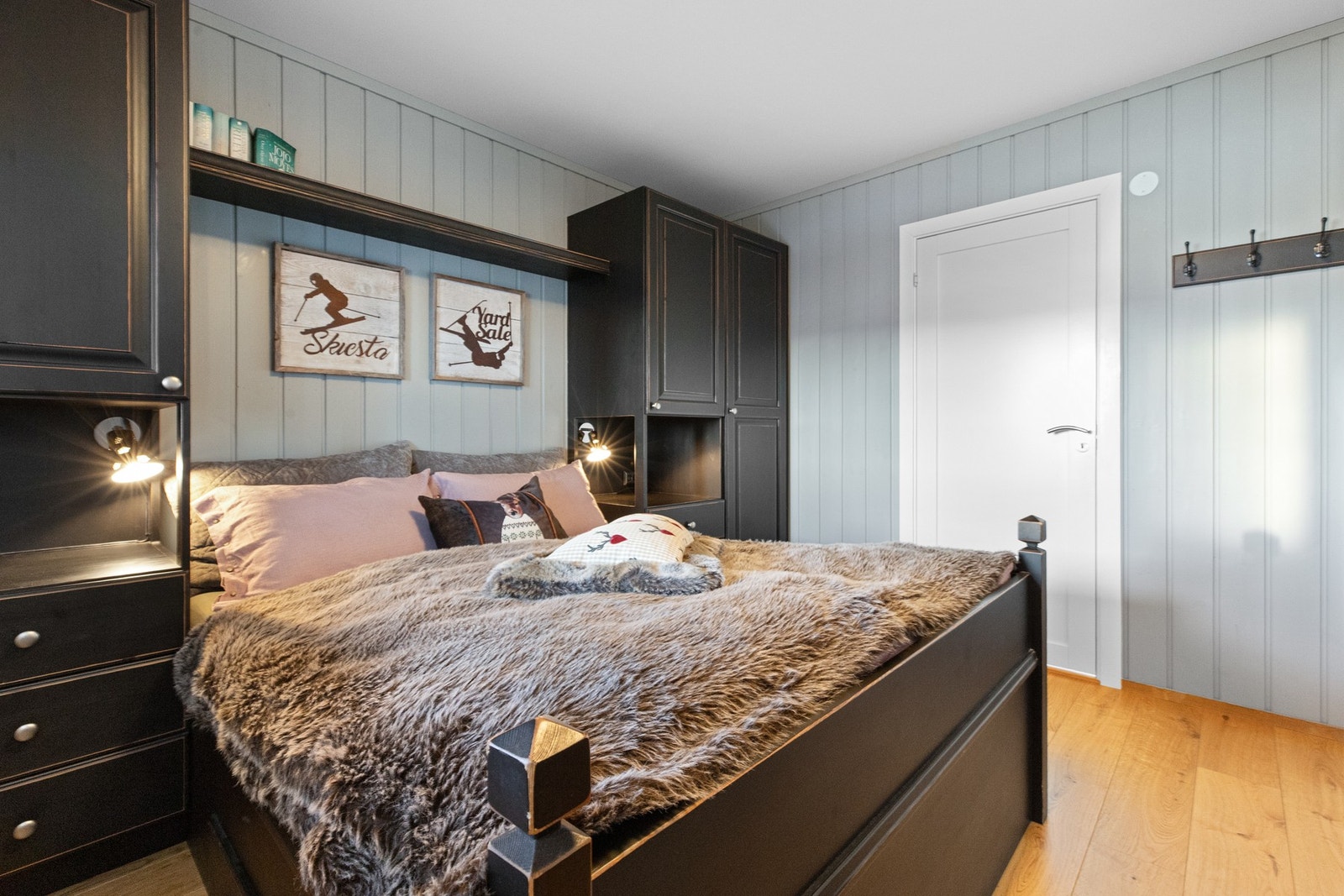 Alle senger og skap er i heltre og malt i sort farge Galleribilde