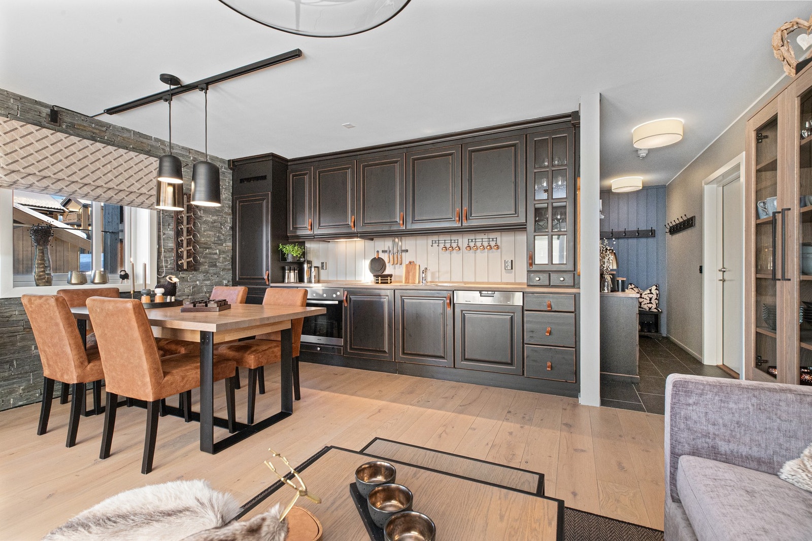 Gulv i stue/kjøkken er slipt av egen fagperson som er plukket ut av Ingvild v/Gamal årgang Galleribilde