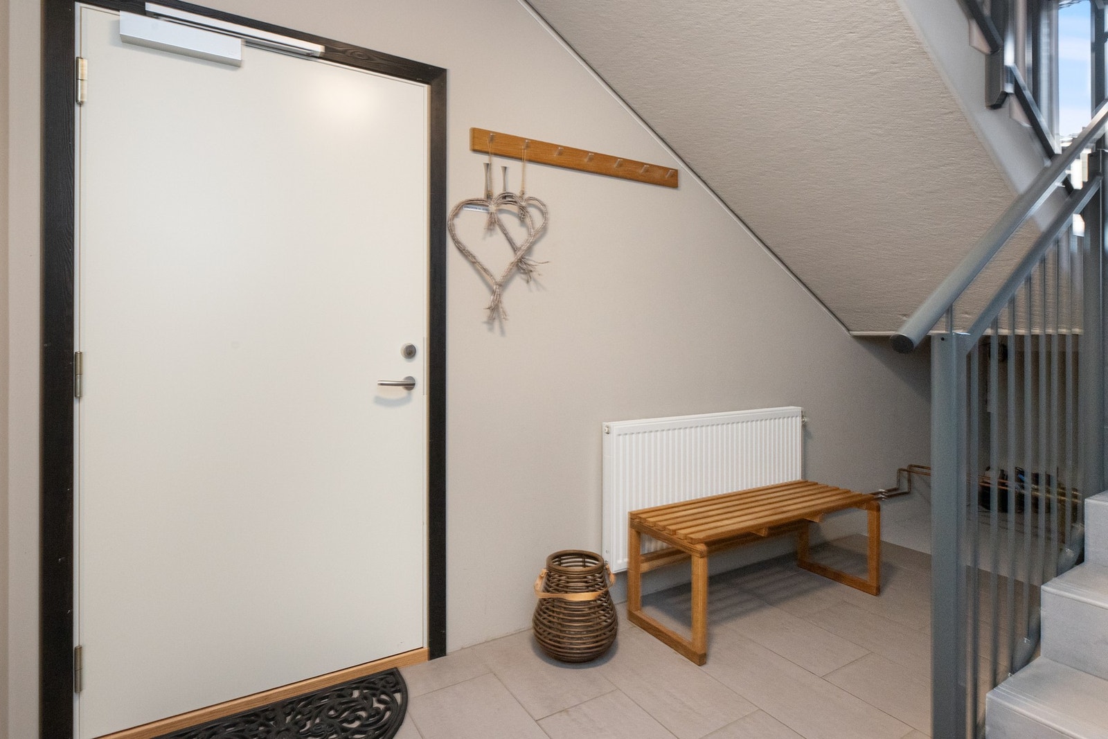 I trappegangen, på fellesareal, er det også plass til knagger og skohylle. Galleribilde