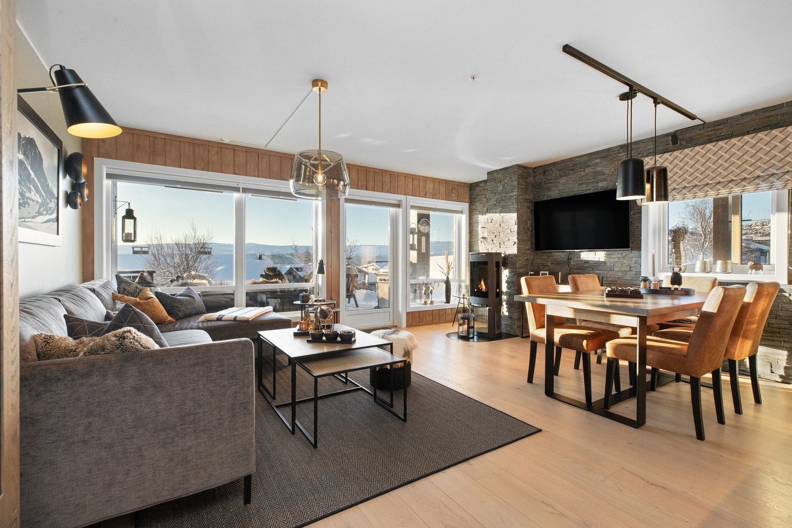 Velholdt leilighet med nyoppusset overflater, med unntak av bad, høsten 2022. Fargevalg på vegger og alle møbler er levert av Ingvild i Gamal Årgang. Denne leiligheten selges møblert og er innflytningsklar, så her kan det gode hyttelivet starte fra dag én Galleribilde