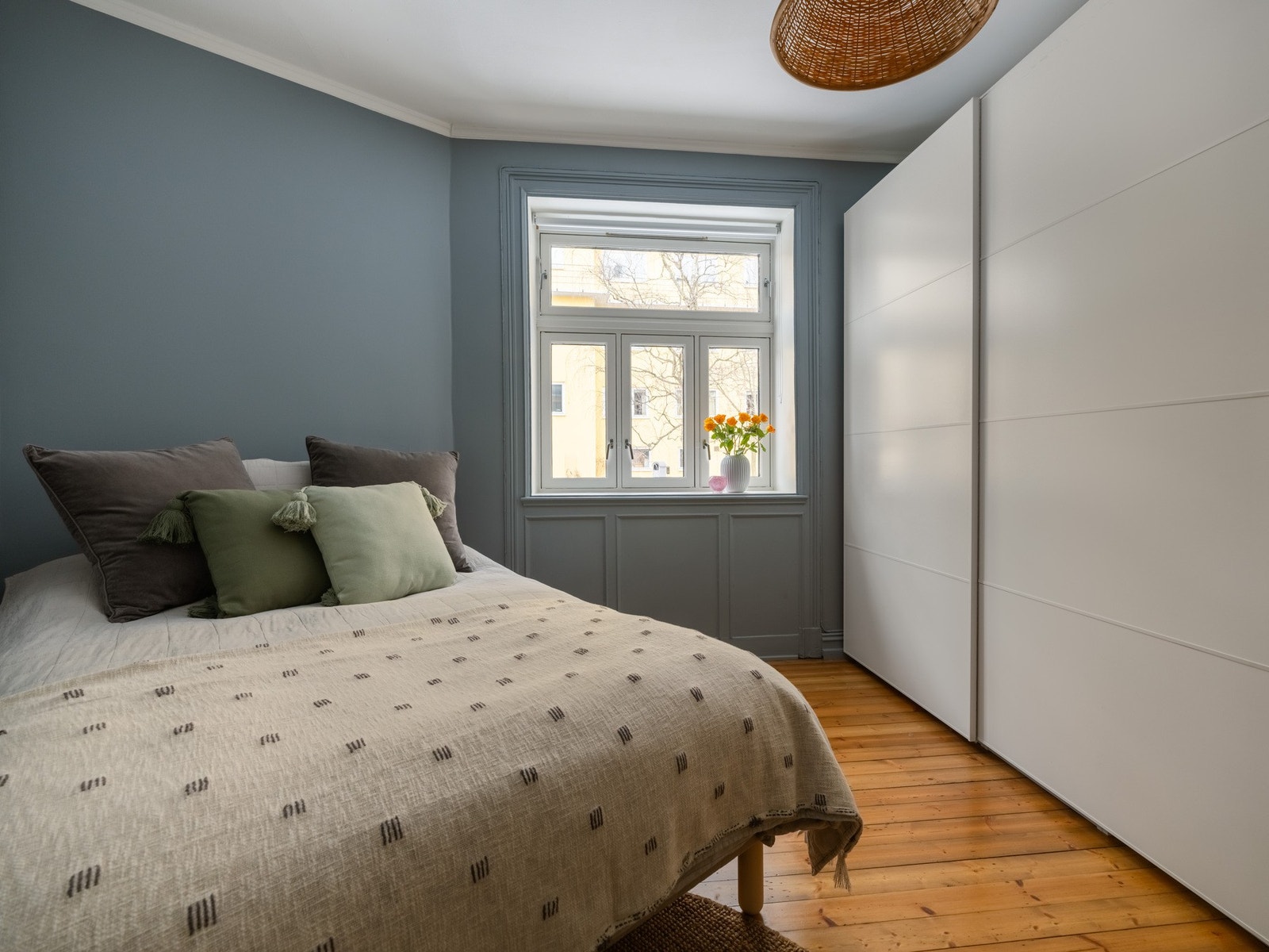 Her er det god plass til større seng, nattbod og garderobe. Sistnevnte følger med i salget. Galleribilde