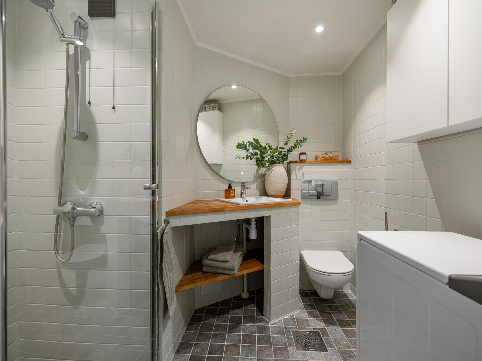 Fra entreen finner vi baderommet. Badet ble pusset opp i 2003 med benkeplate og servant fra 2025. Galleribilde