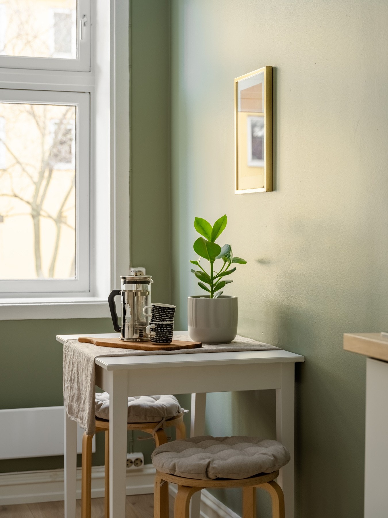 Ved vinduet kan du sitte og nyte morgenkaffen mens du ser naboene farte til jobb. Galleribilde