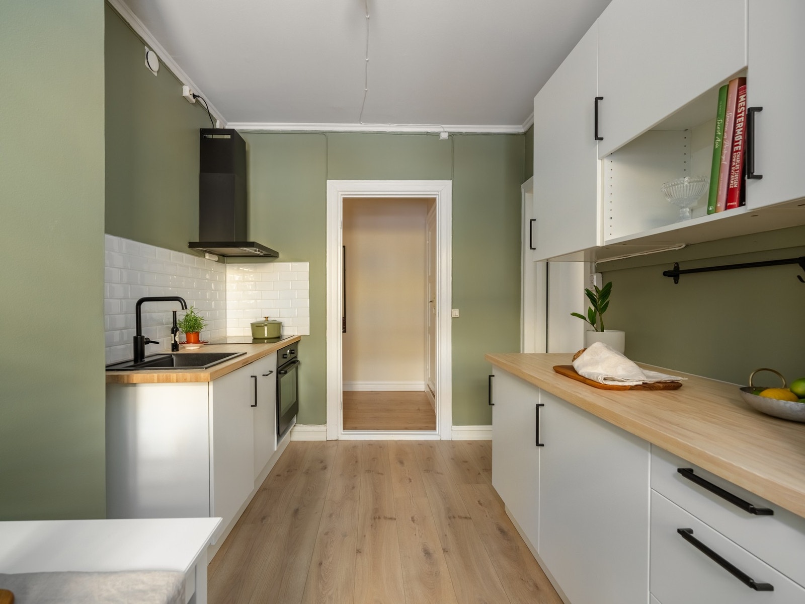 Det er godt med benkeplass til matlaging. Galleribilde