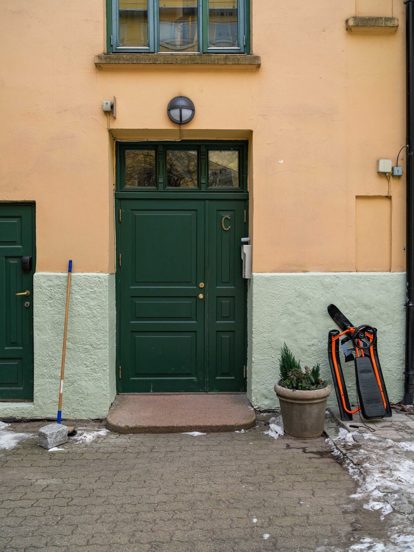 Leiligheten ligger fint til i byggets høye 1.etasje. Galleribilde