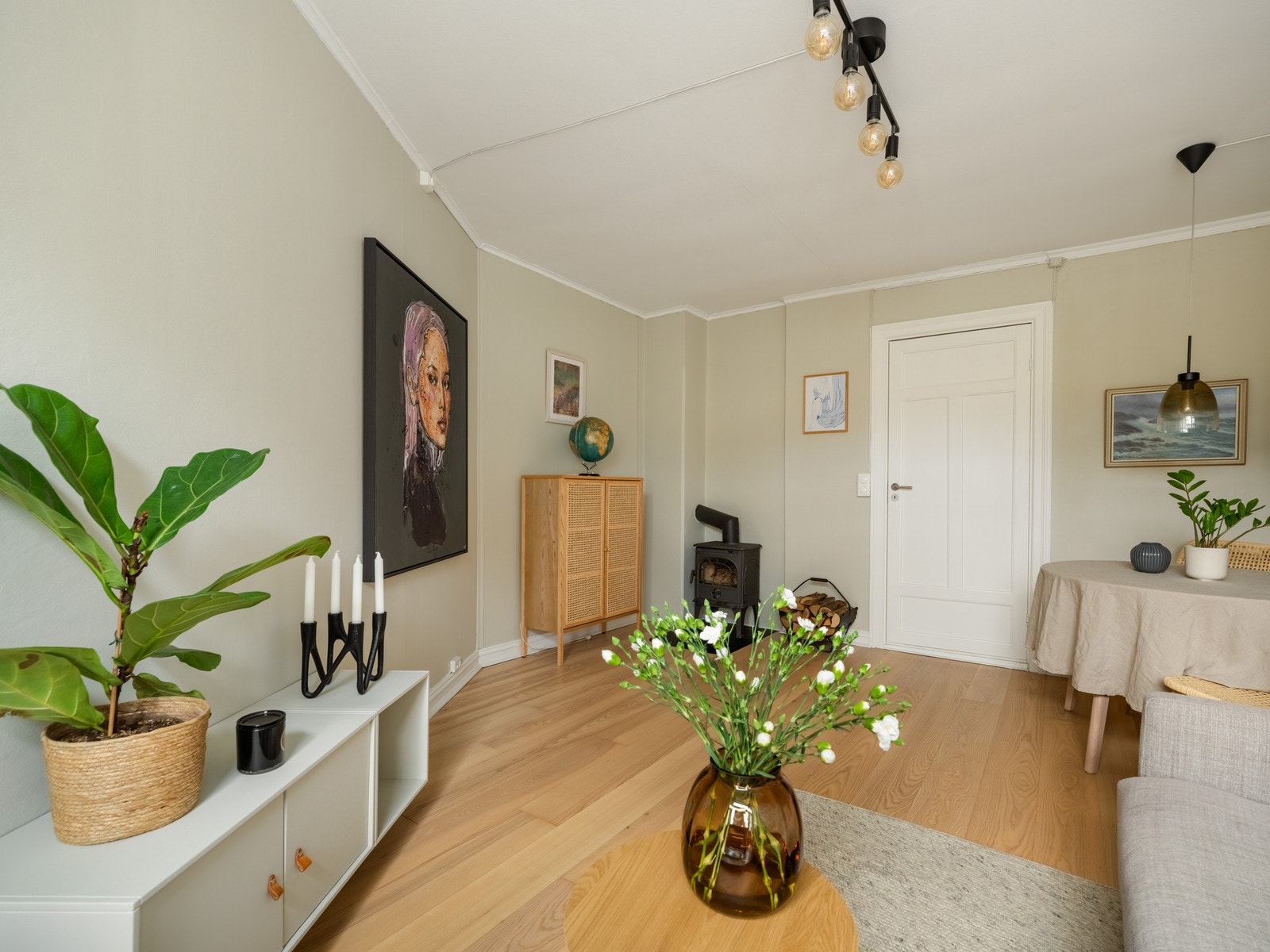 Rommet er i dag innredet med sofagruppe og spiseplass. Galleribilde