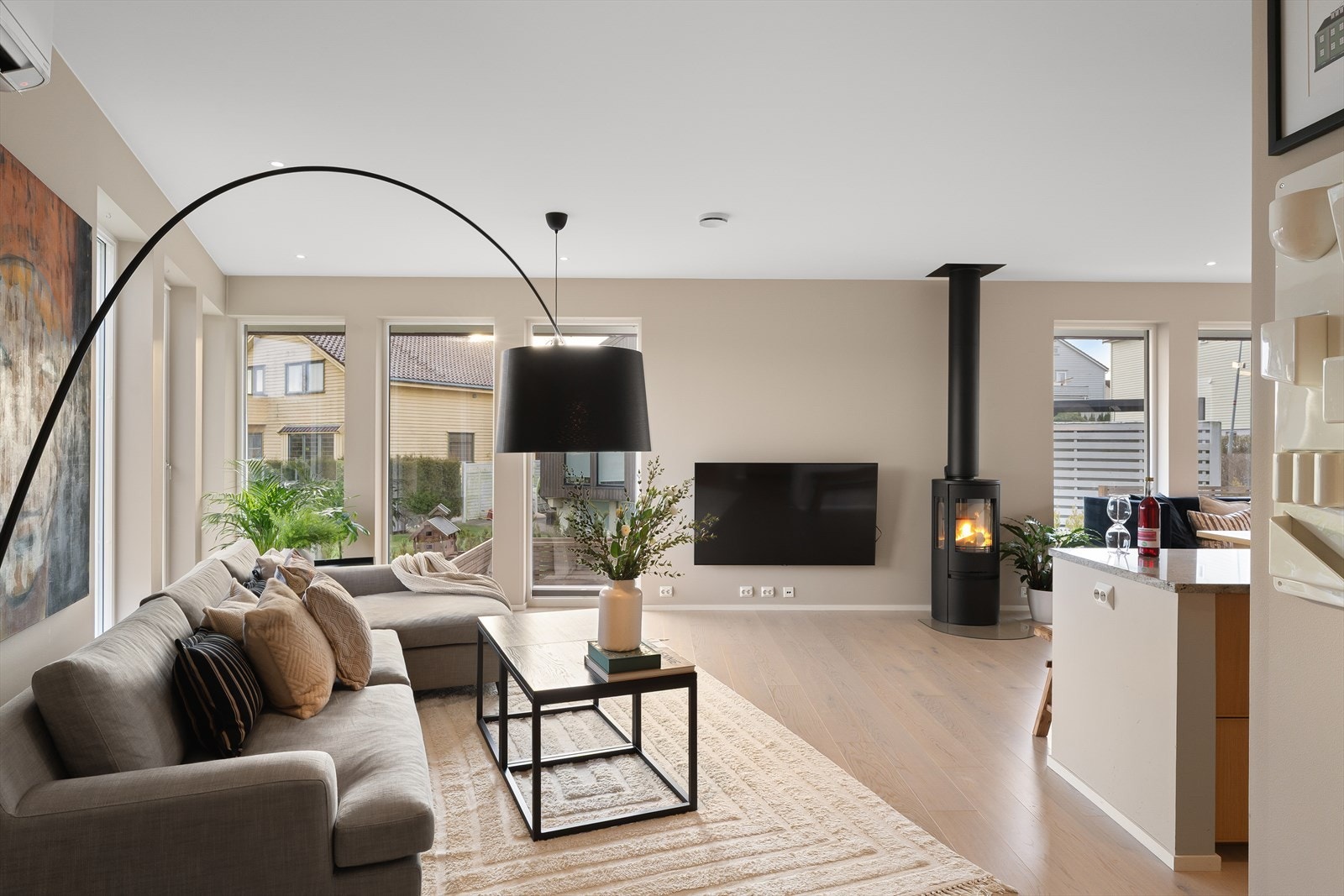 Gulvet har en-stavs hvitbeiset eikeparkett og veggene er malt i tidsriktige farger Galleribilde