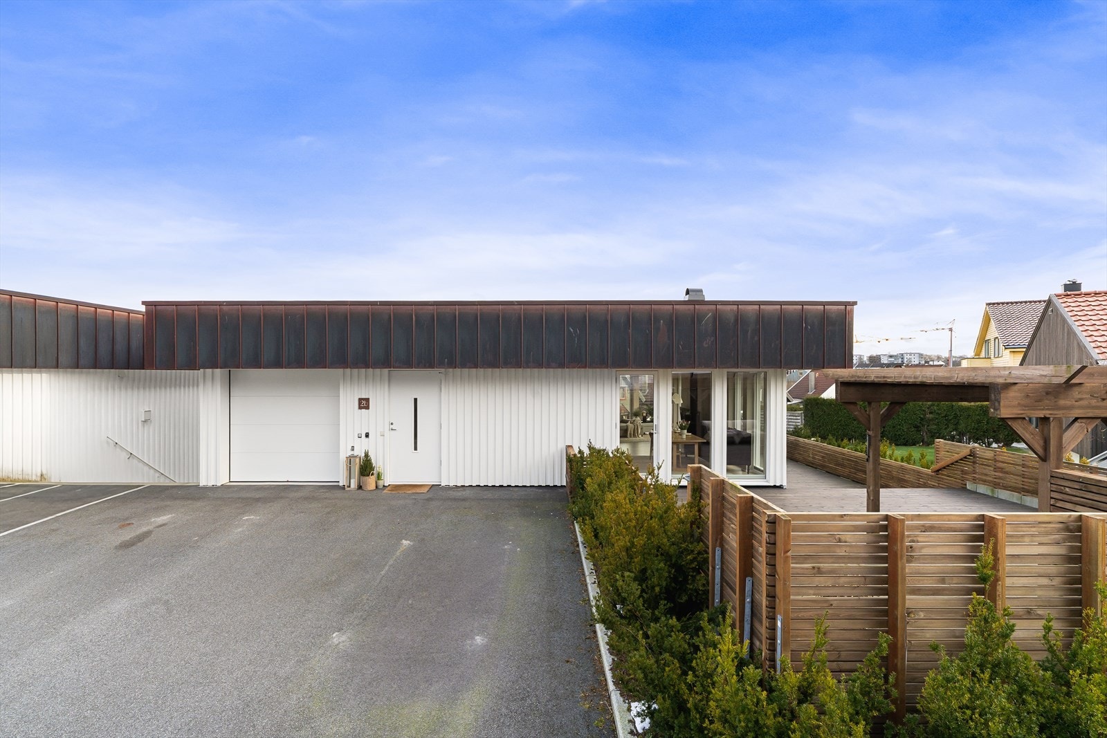 Parkering i garasje med Zaptec elbil-lader, samt oppstillingsplass til flere biler på egen grunn Galleribilde