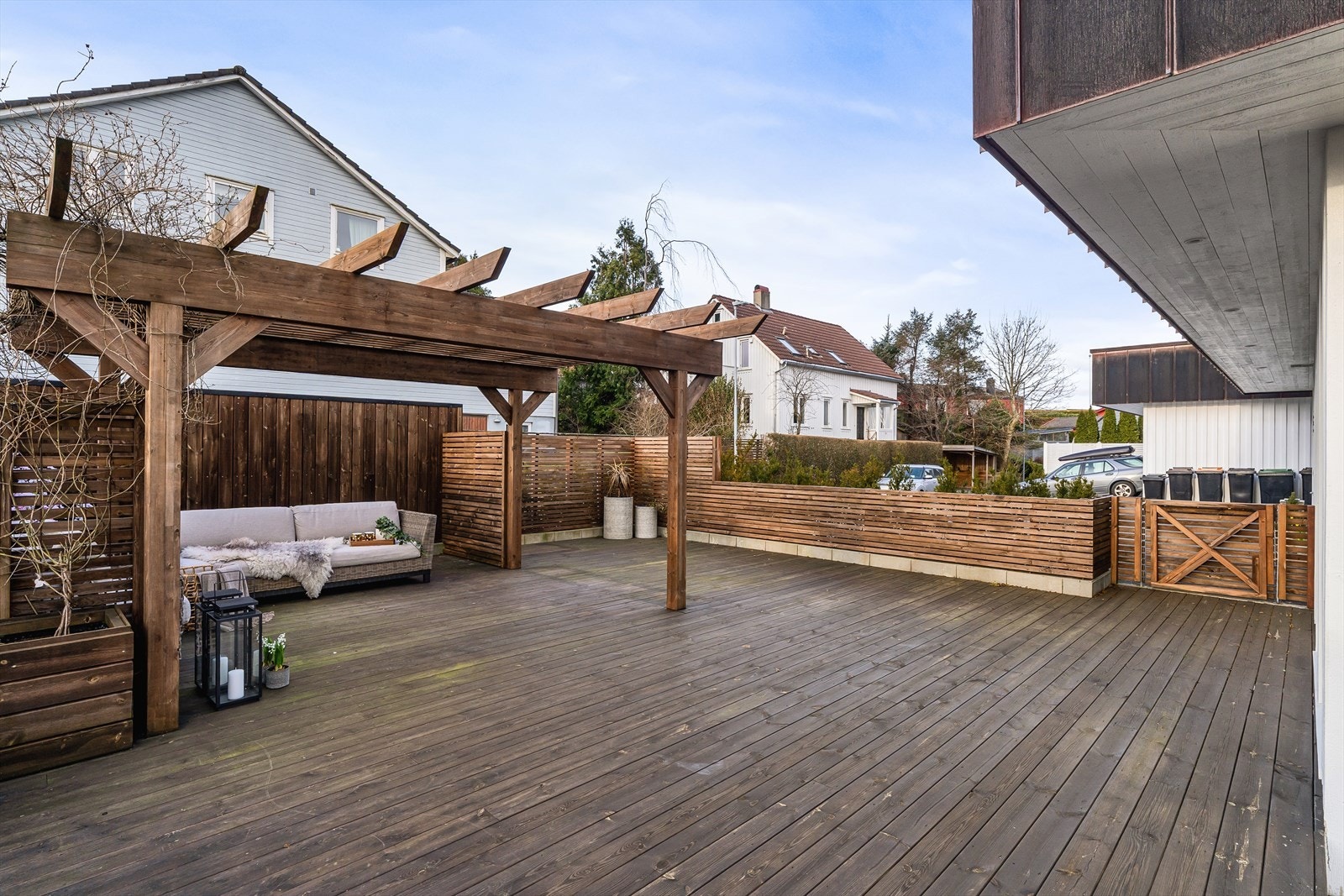 Solrik og romslig terrasse med pergola Galleribilde