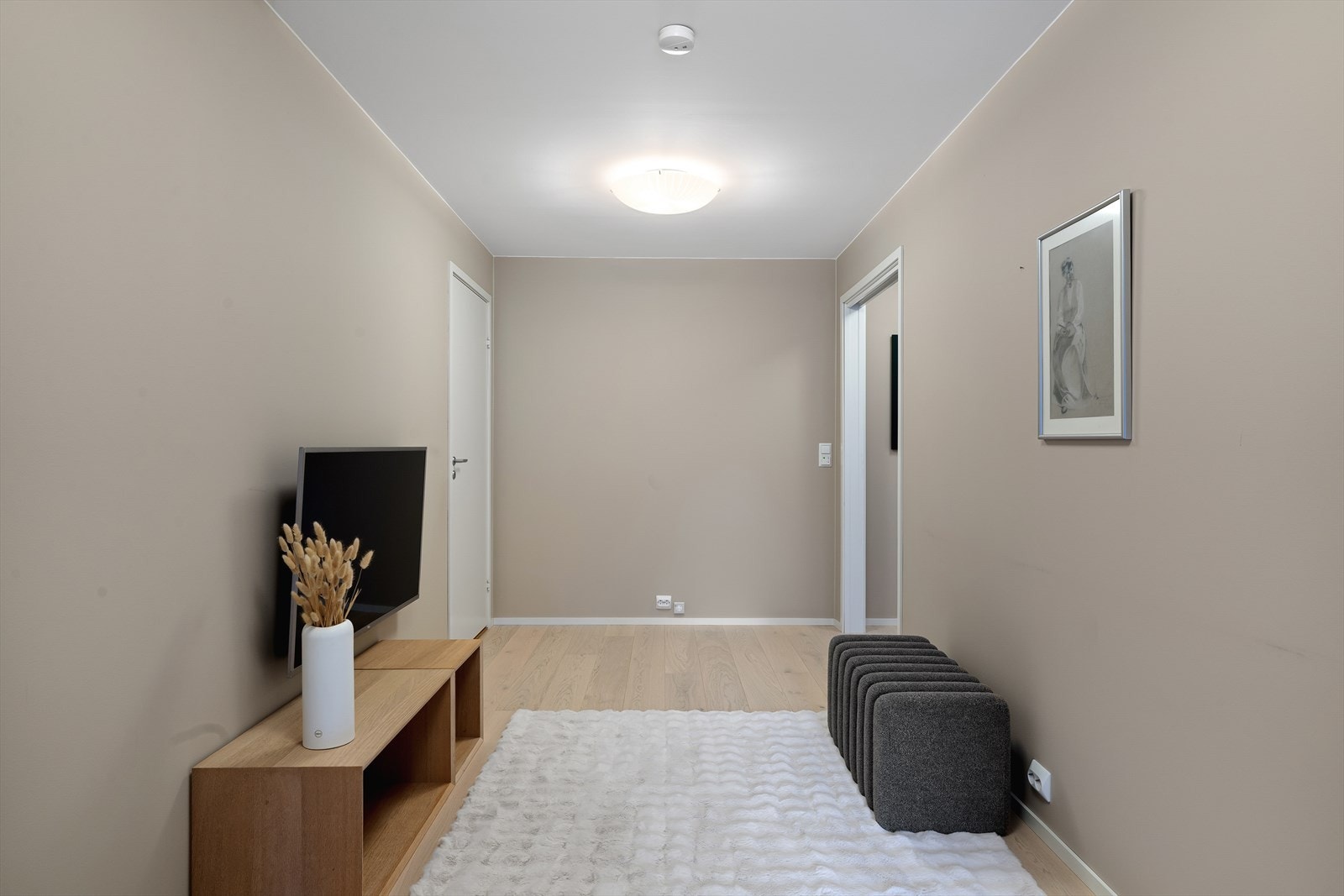 Den en-stavs hvitbeisede eikeparketten fortsetter ned i underetasjen Galleribilde