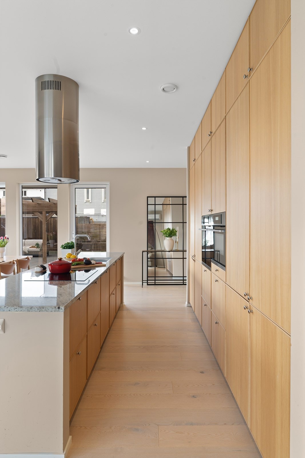 Sentralstøvsuger med luke hvor man kan koste direkte inn under kjøkkenøya Galleribilde