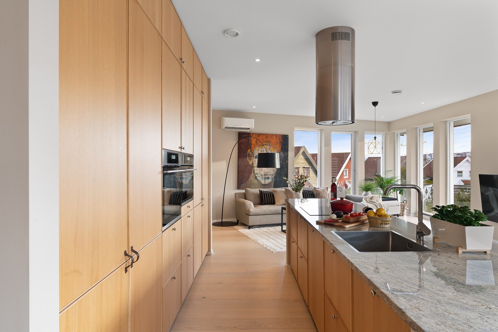 Integrert induksjonstopp, kombiovn, stekeovn, kjøleskap, fryseskap og oppvaskmaskin Galleribilde