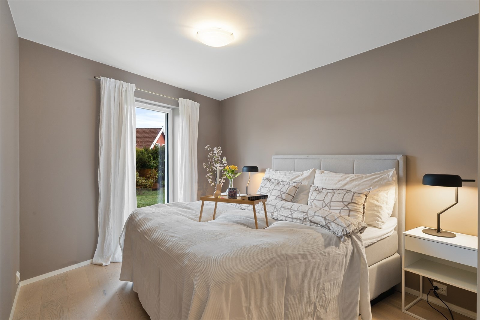 Foreldresuiten er romslig og gjennomført, med praktisk walk-in-closet, eget bad og egen utgang til hagen Galleribilde