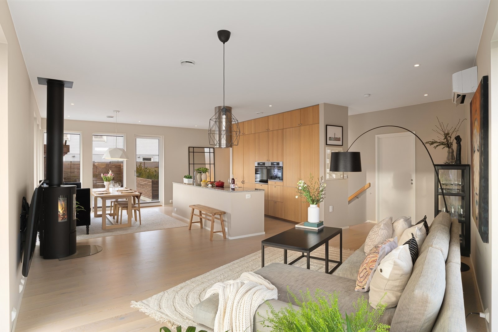 Stue- og kjøkken i åpen løsning Galleribilde