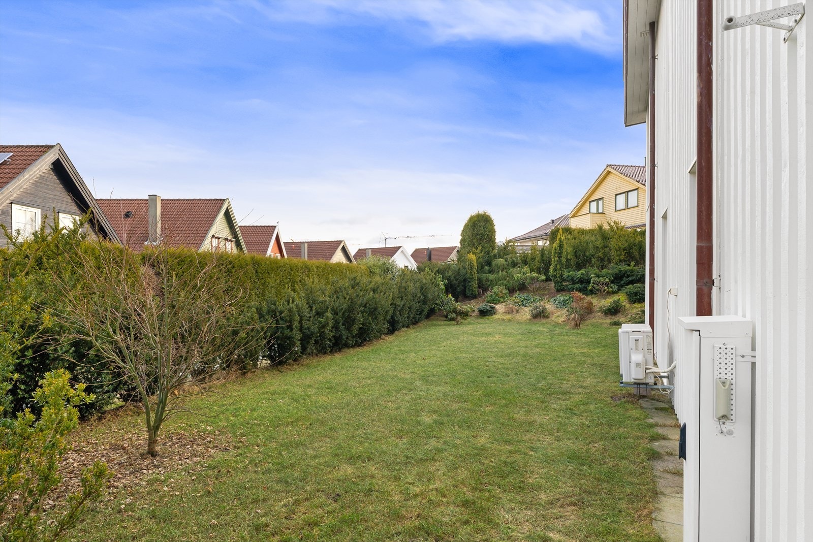 Pent opparbeidet hage og inngang til en stor bod på hele 15 kvm Galleribilde