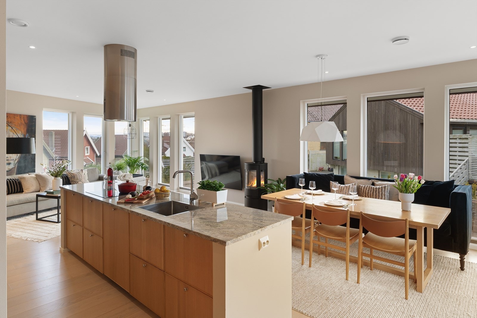 I spisestuen har man god plass til stort spisebord for hele familien Galleribilde