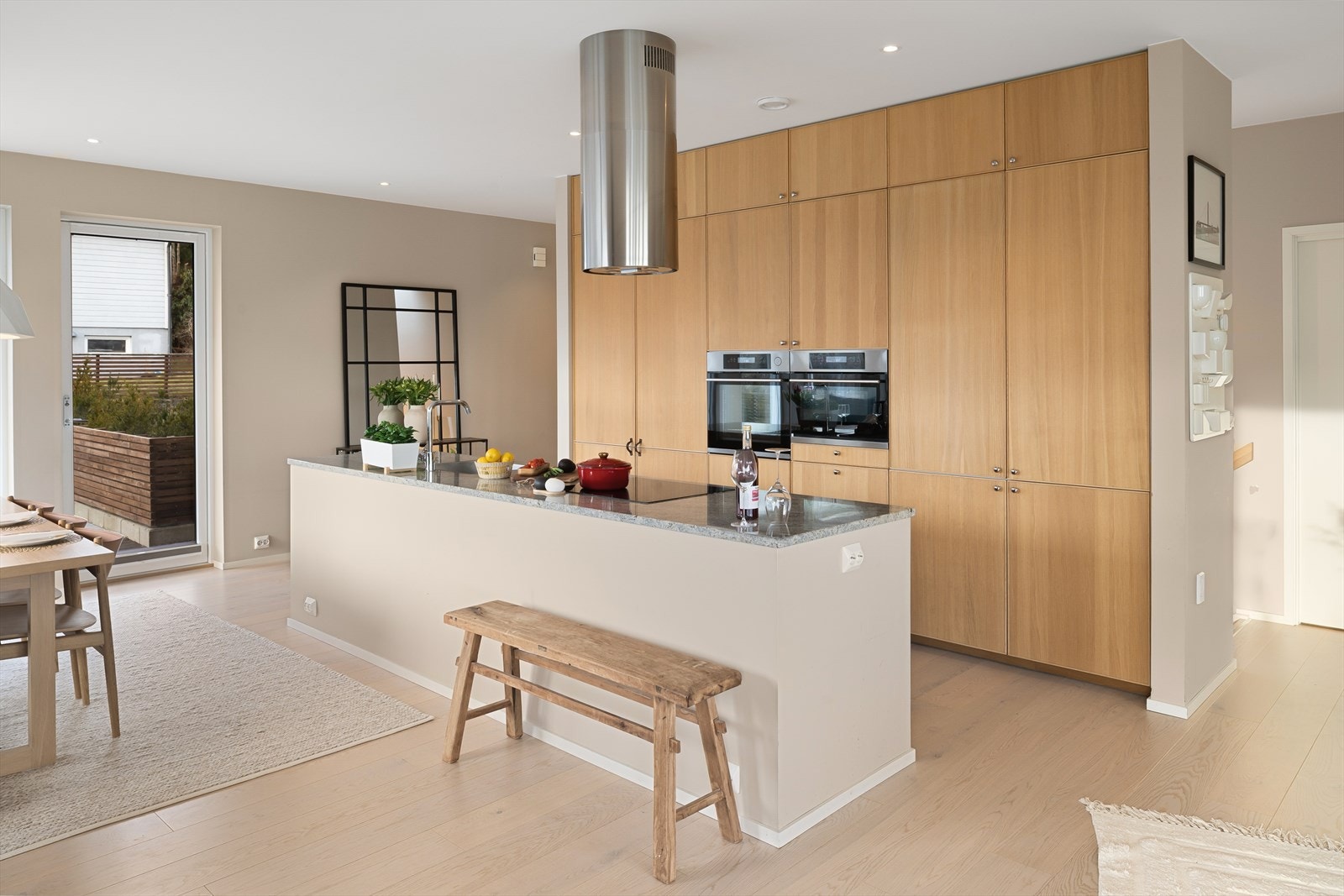 Lekkert kjøkken med meget god skap- og benkeplass Galleribilde