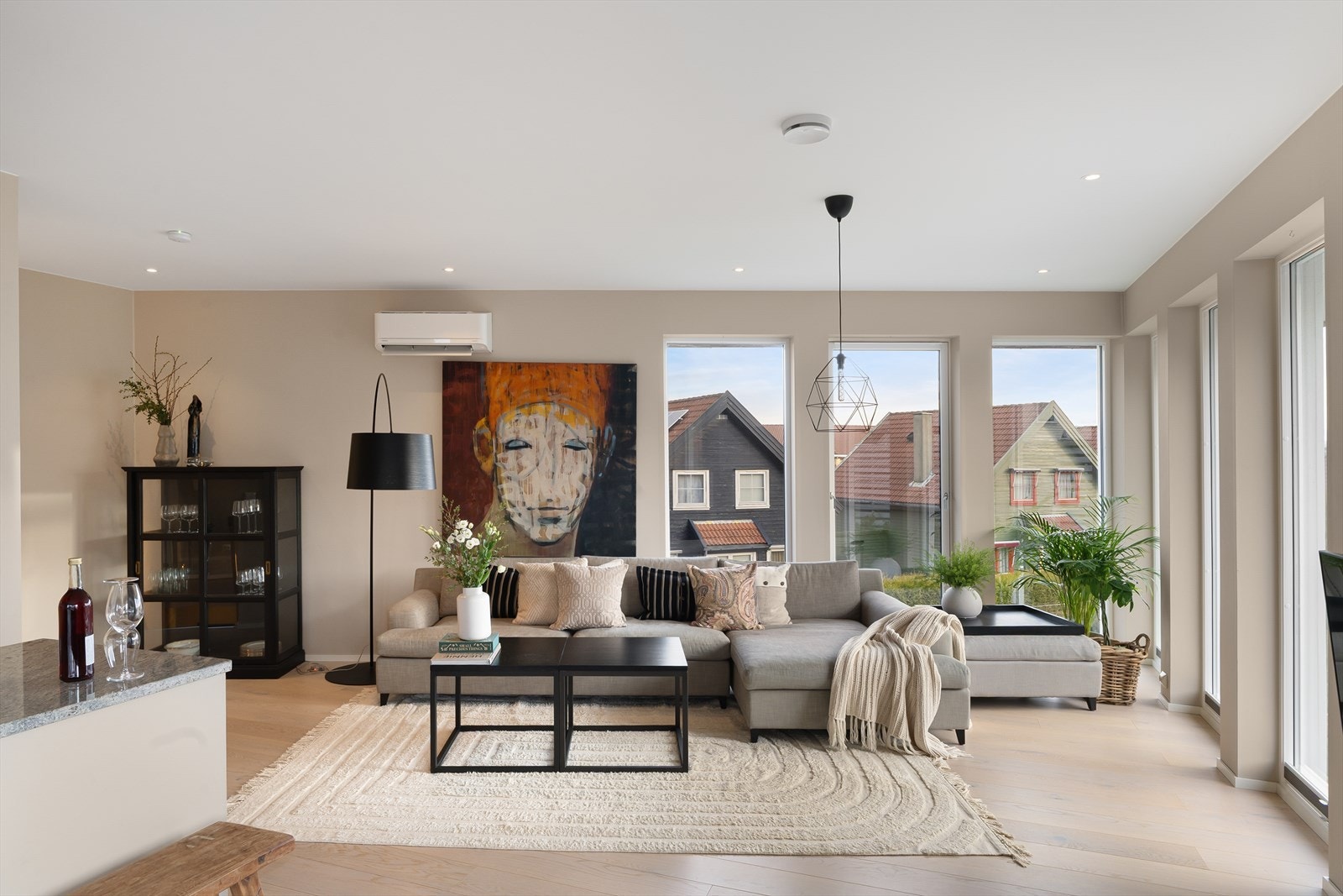 Lys og luftig stue med store vindusflater som gir rikelig med naturlig lys Galleribilde