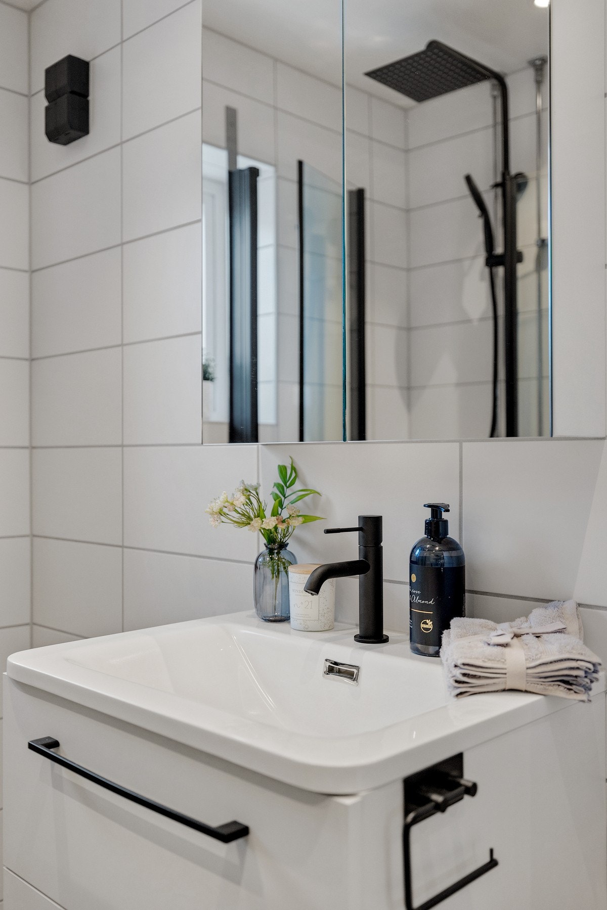 Badet er nylig oppgradert med nye dusjdører, regnfallsdusj, blandebatteri og lekre, svarte interiørdetaljer Galleribilde