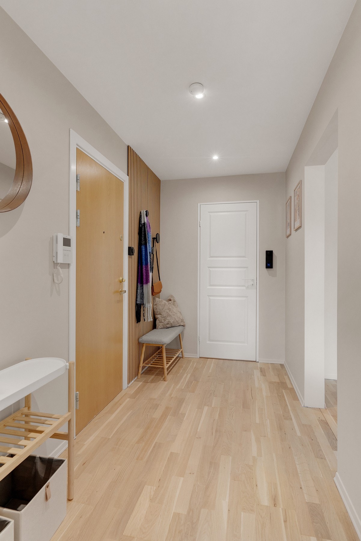 Det er godt med oppbevaringsmuligheter i entréen Galleribilde