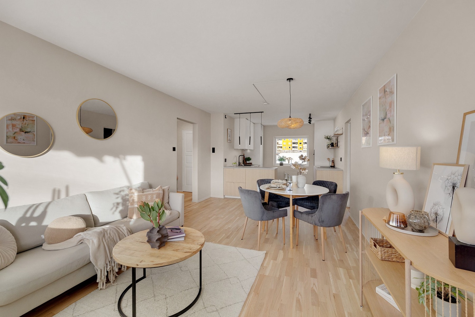 Åpen og luftig planløsning gir en god atmosfære i leiligheten Galleribilde