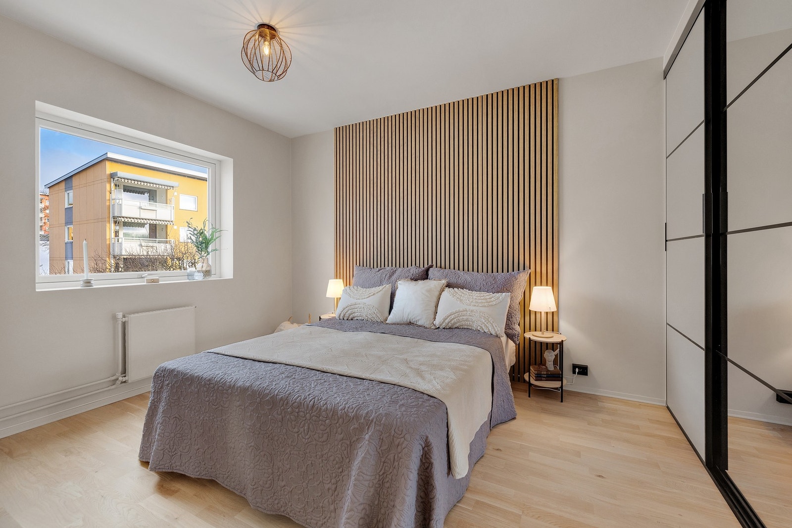 Hovedsoverommet er av generøs størrelse med plass til stor dobbeltseng Galleribilde