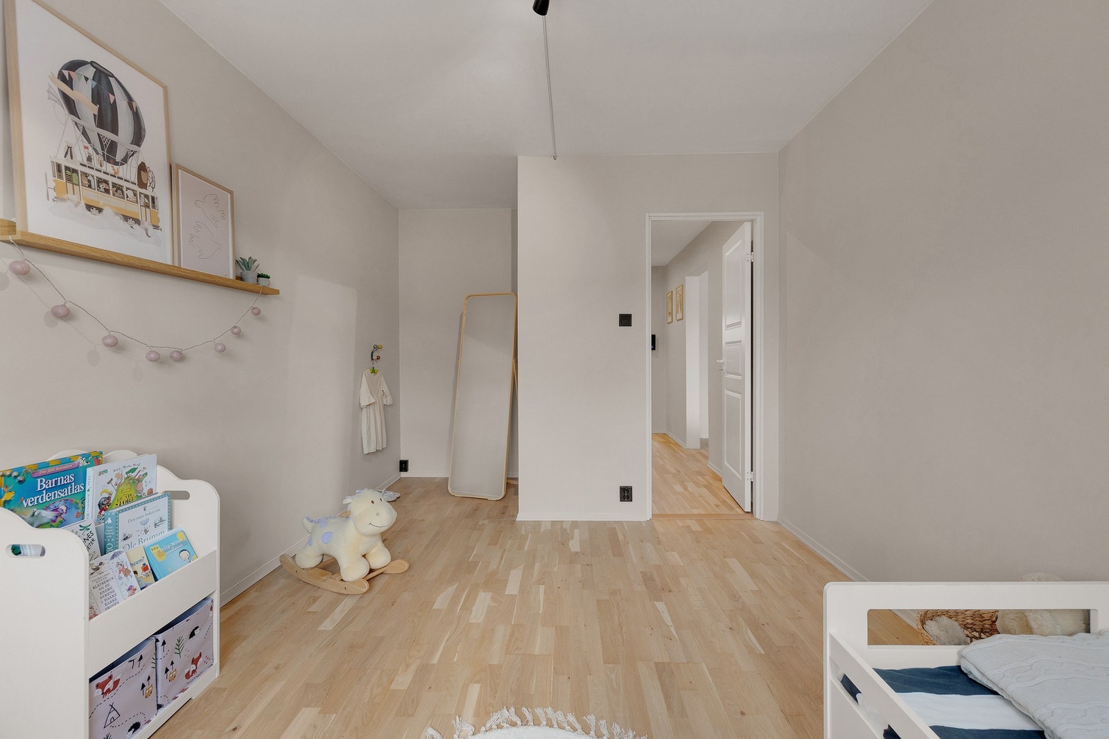 Rommet kan brukes som barnerom, kontor, gjesterom - alt etter ønske og behov Galleribilde