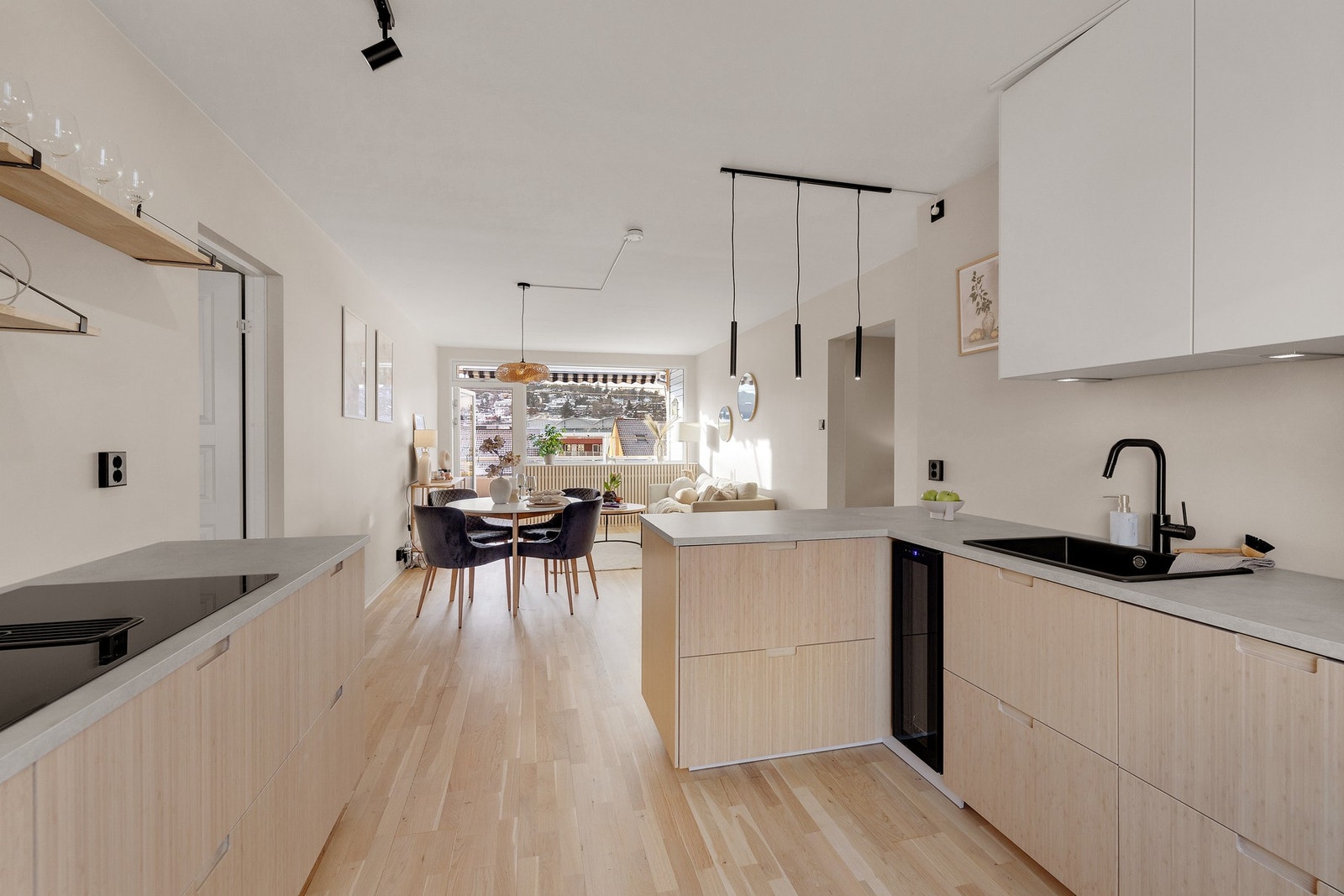 Kjøkkenet er nytt i 2025 med fronter i finert bambus Galleribilde