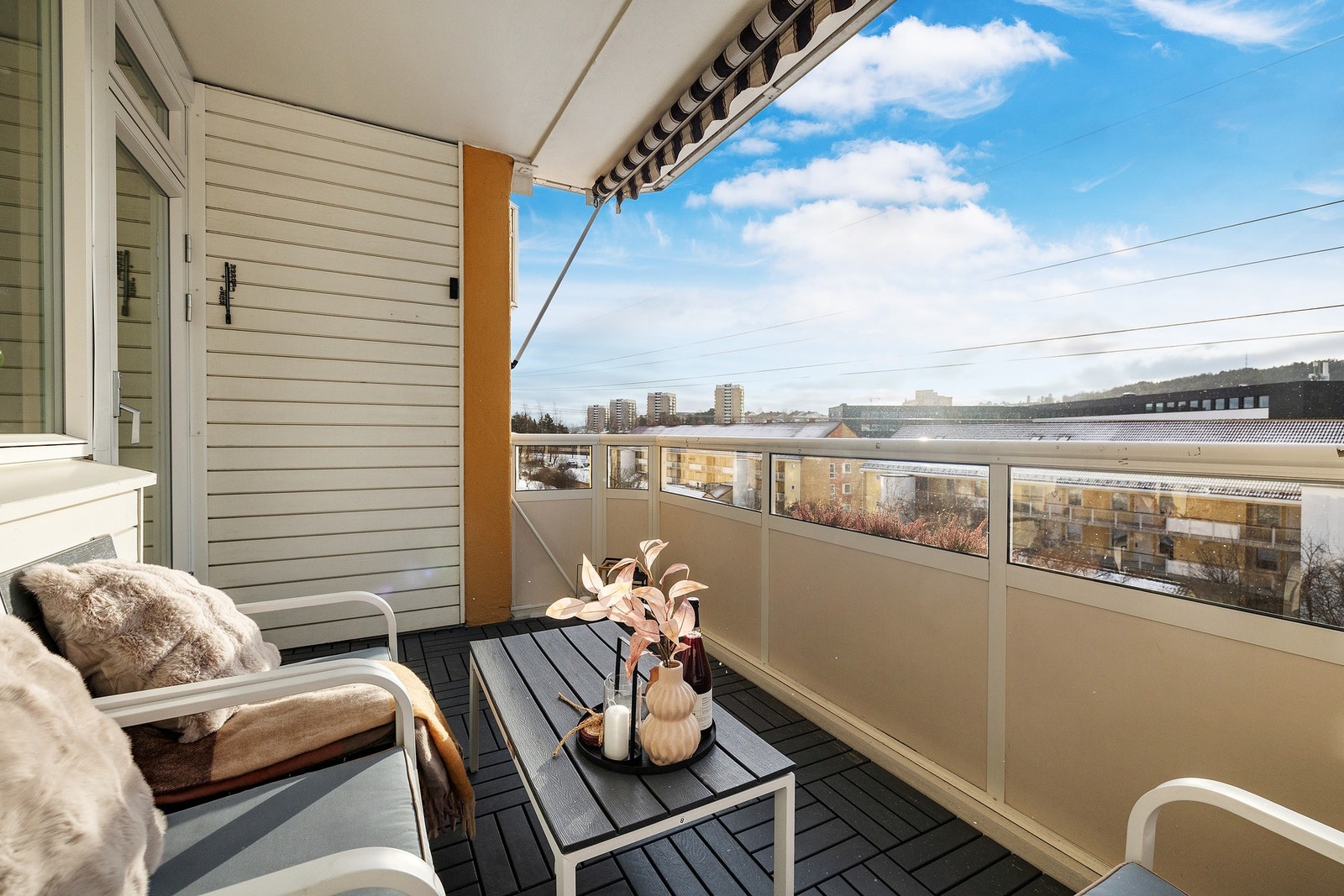 Balkongen vender mot sydvest og har veldig gode solforhold Galleribilde