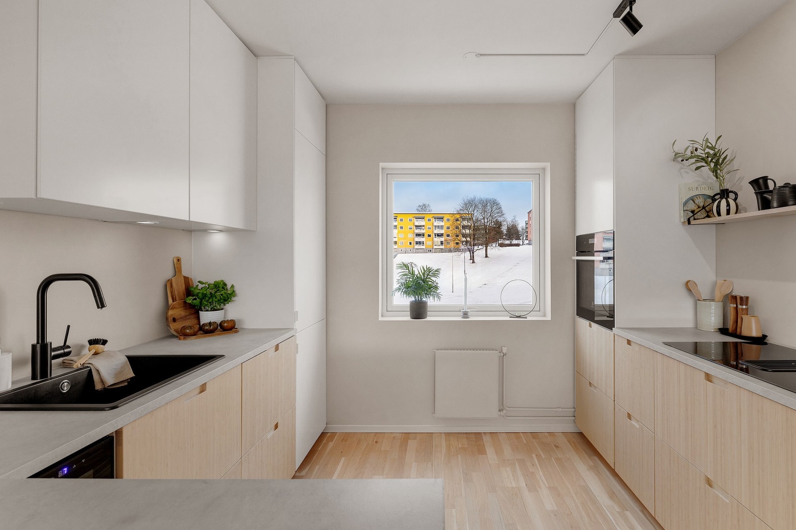 Lekkert kjøkken, godt med skap- og benkeplass Galleribilde